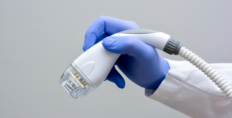 In der Clínica ICA verwenden wir bei unseren Behandlungen die neueste Lasertechnologie, um das Auftreten von Flecken auf der Haut zu verhindern En Clínica ICA utilizamos la última tecnología láser en nuestros tratamientos para evitar que aparezcan manchas en la piel